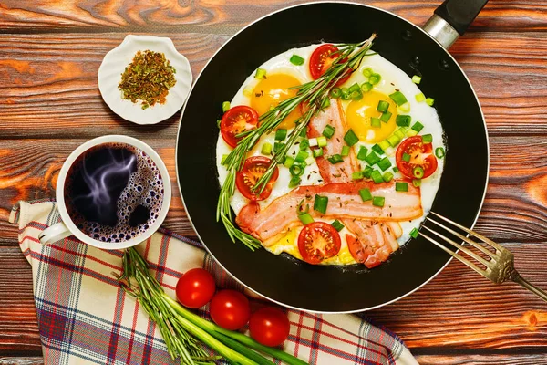 Sahanda yumurta ve kahve ile geleneksel besleyici Kahvaltı