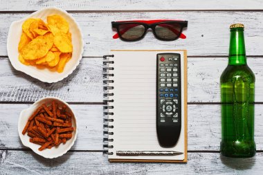 Bir şişe bira ile izlerken spor rahatlatıcı