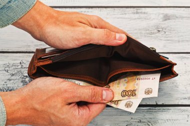 Rus parası ile neredeyse boş cüzdan tutan adam