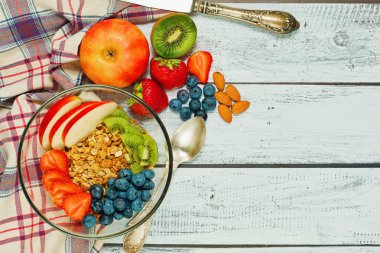 Sağlıklı bir kahvaltı meyve, çilek ve granol ile kırsal tarzda
