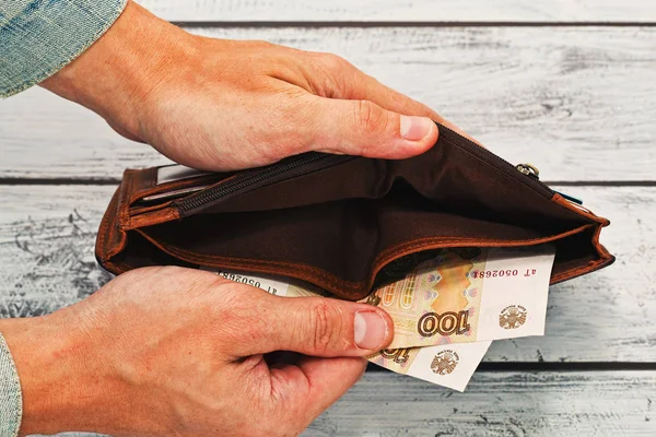 Rus parası ile neredeyse boş cüzdan tutan adam