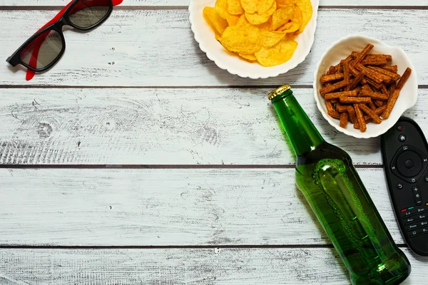 Film izlerken ev partisi konsepti