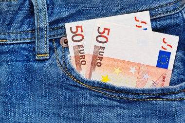 Kot pantolon cebinde Euro notlar