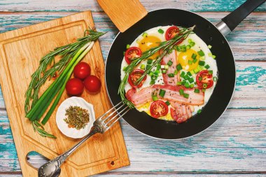 Pastırma ve sebzeler tavada kızarmış yumurta