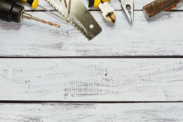 Ahşap arka planda çalışma araçları