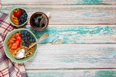 Organik sağlıklı kahvaltı kaba boyalı masaya servis