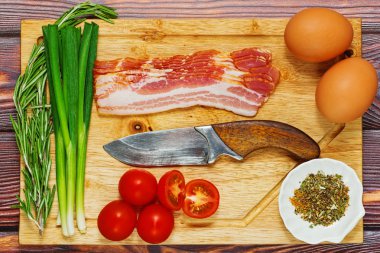 Sahanda yumurta yemek için ham maddeler