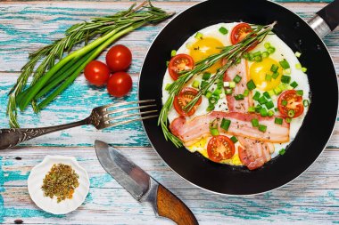 Besleyici yemek, geleneksel tarzda, üstten görünüm.