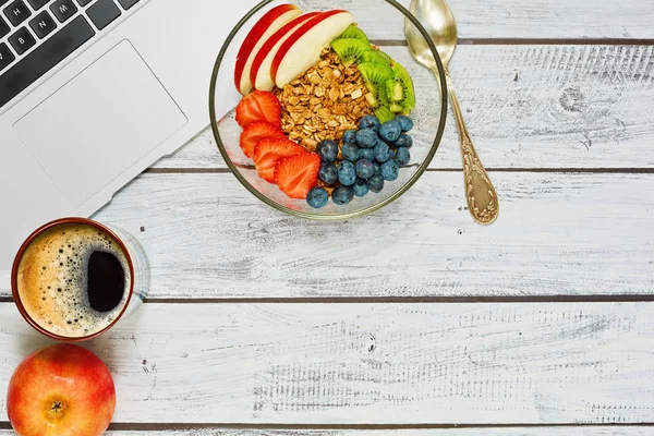 Descanso de desayuno durante el trabajo con portátil — Foto de Stock