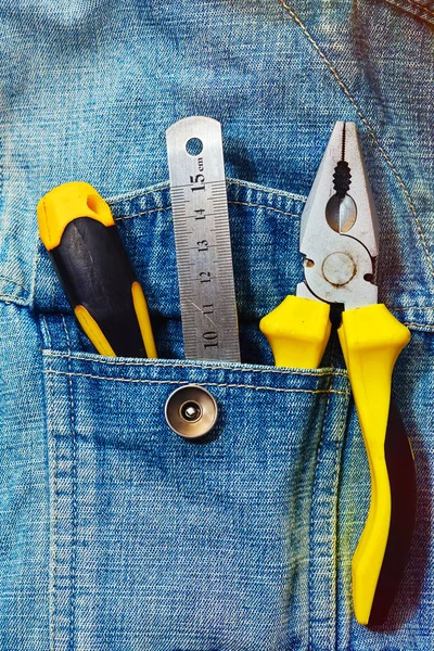 Kot ceket cebinde mühendislik araçları