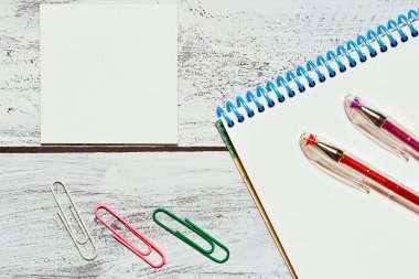 Ahşap masa, üstten görünüm üzerinde ofis aksesuarları