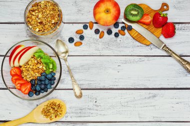 Müsli ve meyve ile kırsal tarzda sağlıklı kahvaltı