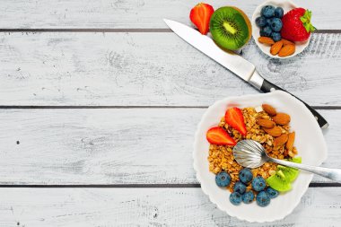 Granola taze meyve kahvaltı konsepti ile