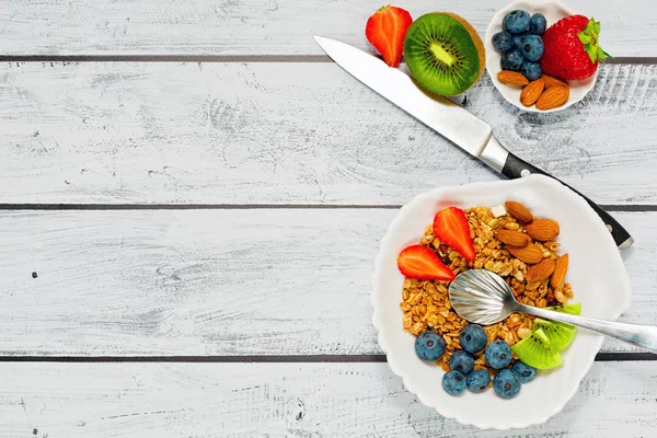 Granola taze meyve kahvaltı konsepti ile