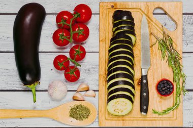 Raw yemek ızgara patlıcan hazırlanması için malzemeler