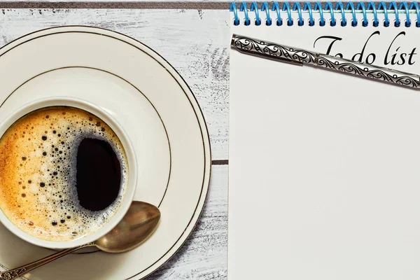 Kontrollera att göra-lista medan kaffepaus — Stockfoto