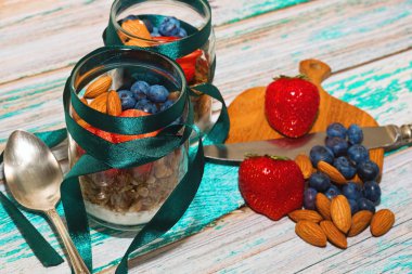 Sağlıklı kahvaltı için iki kişi kavramı