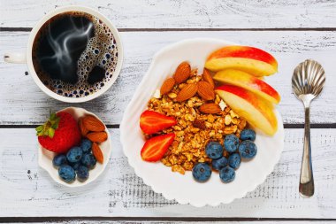 Sağlıklı granola kahvaltı taze kahve ile