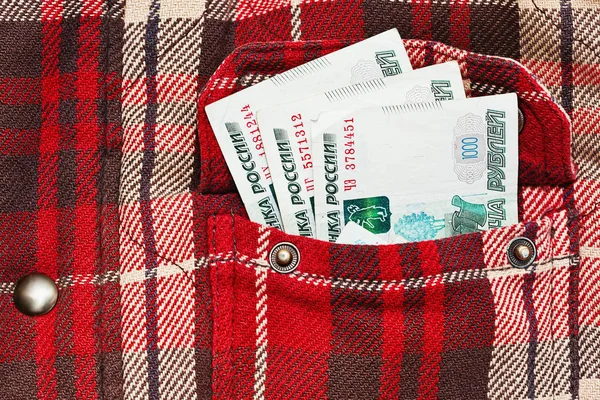 Kareli ceket cebinde Rus ruble notlar