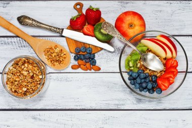 Granola meyve ve çilek yemek konsepti ile