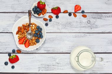 Granola çilek ve fındık kahvaltı ile