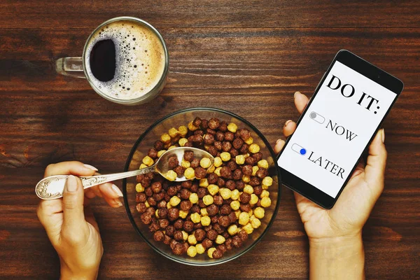 Planificación del día a través de smartphone mientras desayunamos — Foto de Stock