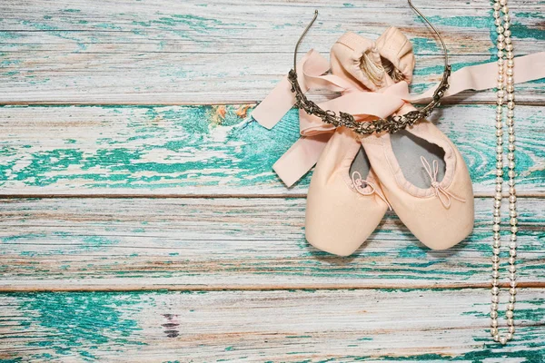 Baletní obuv a doplňky na jevišti — Stock fotografie