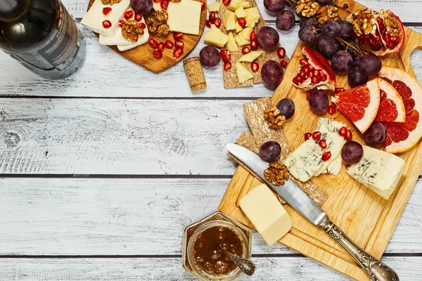 Snack de vino de queso y frutas —  Fotos de Stock