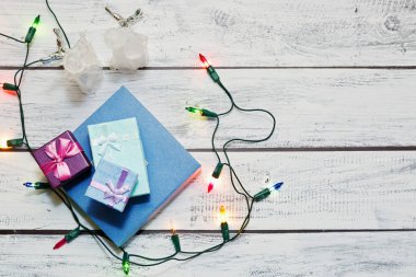 Noel hediyeleri ve ahşap arka plan üzerinde çelenk