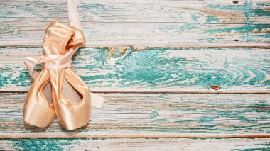 Bale ayakkabıları şerit üzerinde askıya işaret çifti