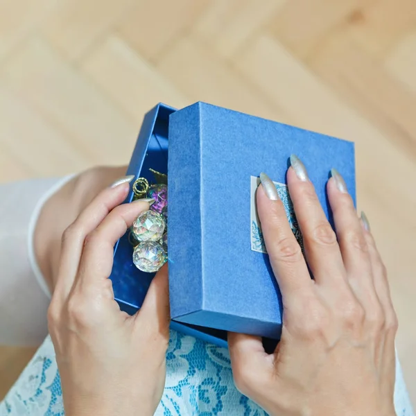 Young female person unboxing a gift — Stock Photo, Image