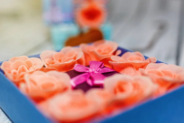 Δώρο κουτί περιβάλλεται από τριαντάφυλλο άνθη — Φωτογραφία Αρχείου