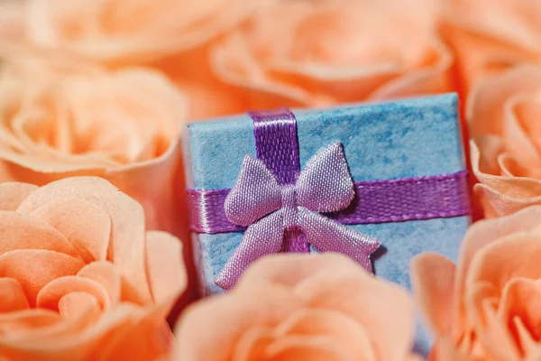 De doos van de gift tussen roze roze bloesem — Stockfoto