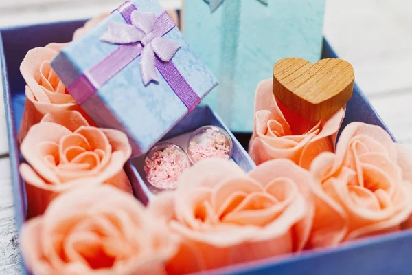 Romântico presente ideia, caixa com rosas e caixa de presente — Fotografia de Stock