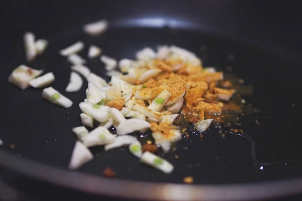 Knoblauch mit Gewürzen anbraten — Stockfoto