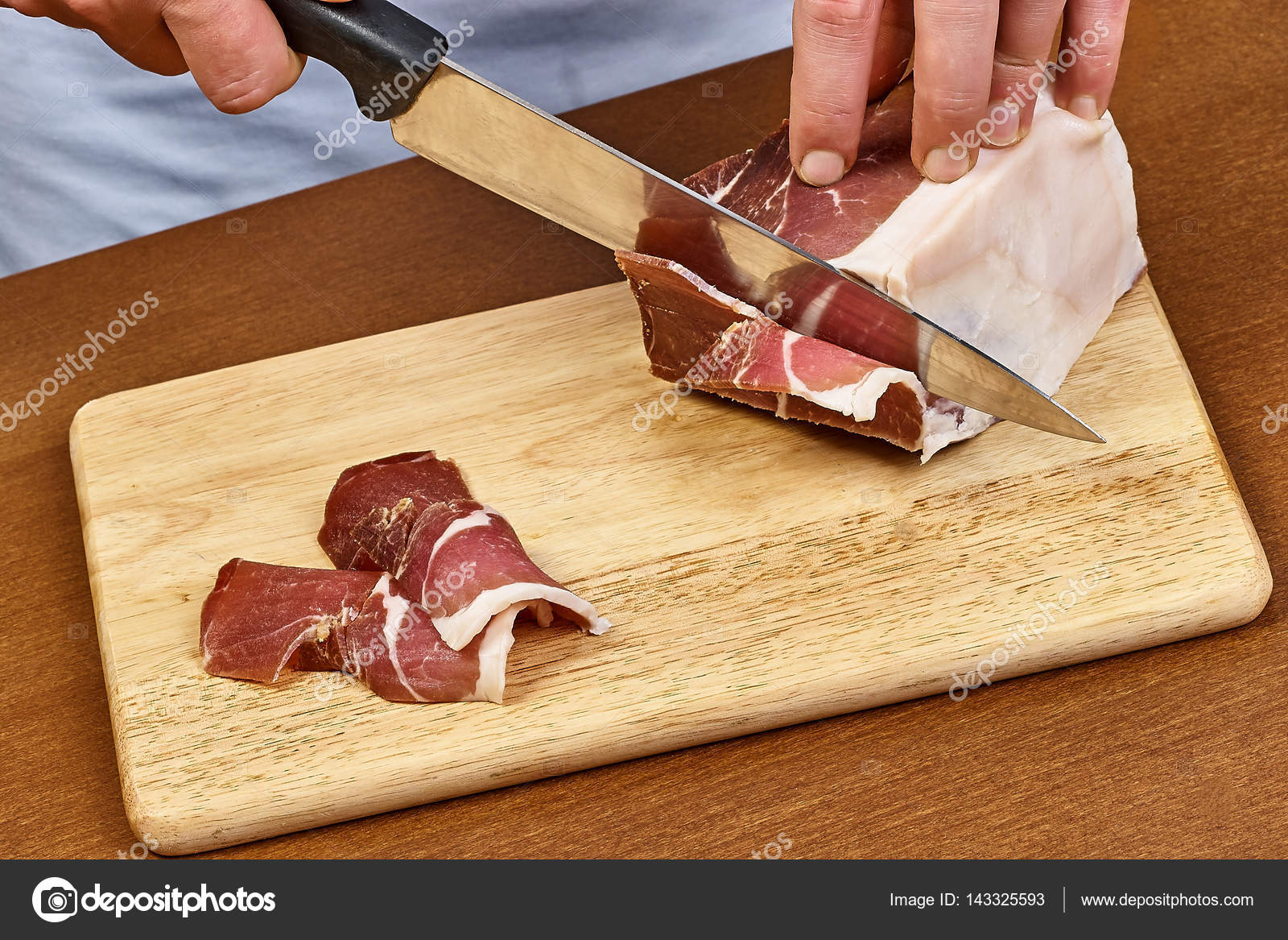 Нарезанная говядина. Красная рыба соленая. Семга нарезка. Кабачок разрезанный вдоль. Помидор нарезанный.