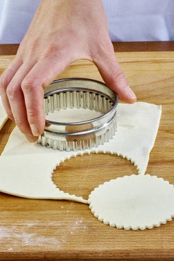 Jam serisi ile kruvasan kurabiye yapma. Kesme hamur kesici ile