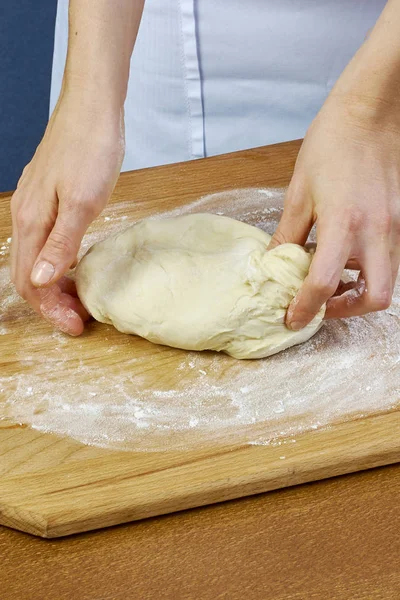 Mujer rollos exprime la masa hecha a mano de la serie recetas de alimentos —  Fotos de Stock