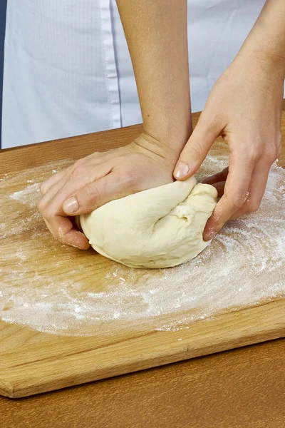 Rolos de mulher espreme massa Série artesanal Receitas de alimentos — Fotografia de Stock