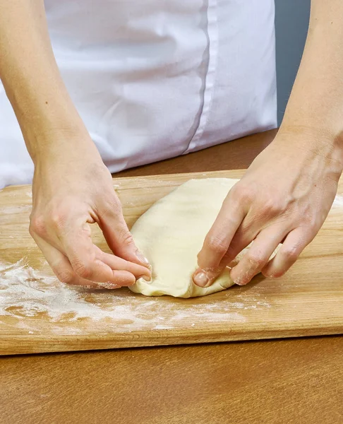 Mujer rollos exprime la masa hecha a mano de la serie recetas de alimentos —  Fotos de Stock
