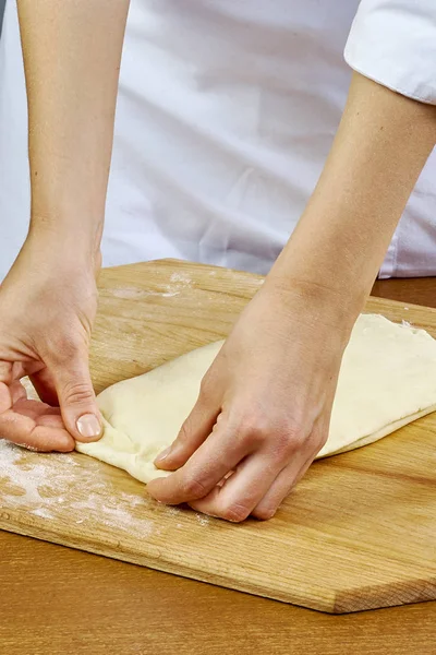 Mujer rollos exprime la masa hecha a mano de la serie recetas de alimentos —  Fotos de Stock