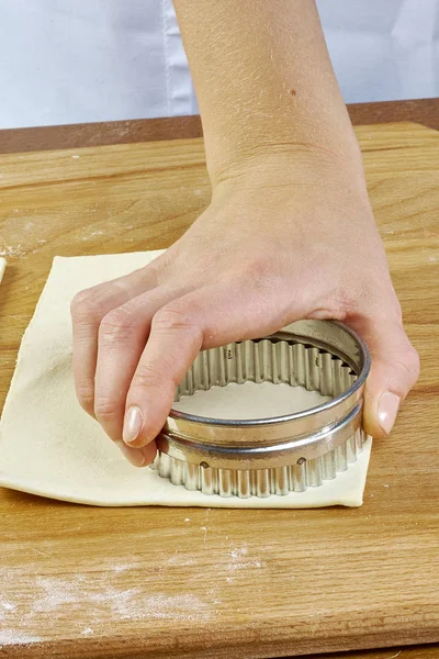 做果酱系列羊角面包饼干。用刀切割面团 — 图库照片