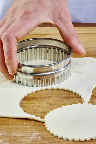 做果酱系列羊角面包饼干。用刀切割面团 — 图库照片