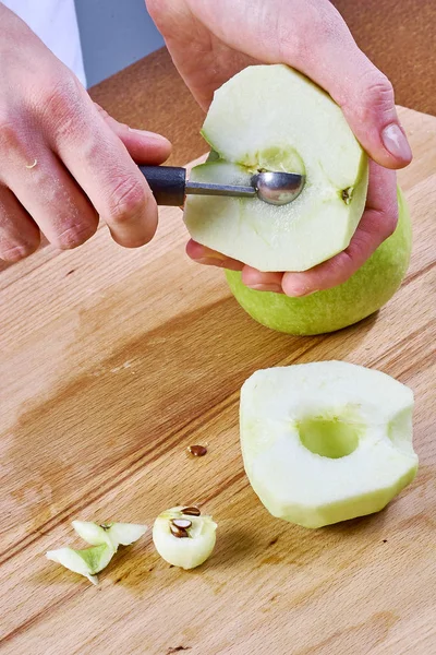 Cocinero limpia cortar la manzana para cocinar pastel de queso serie completa de recetas de alimentos — Foto de Stock