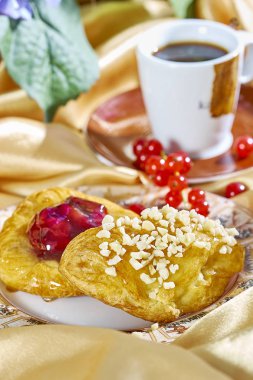 Peynirli Kupası arka planı kırmızı kuş üzümü serisi tam yemek yemek tarifleri bir delikanlı ile bir tabakta reçelli kek