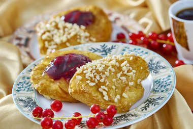 Peynirli Kupası arka planı kırmızı kuş üzümü serisi tam yemek yemek tarifleri bir delikanlı ile bir tabakta reçelli kek