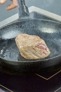 Tarifler tam bir kızartma tavası dizisinde kızartmalar et pişirmek