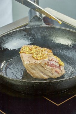 Tarifler tam bir kızartma tavası dizisinde kızartmalar et pişirmek