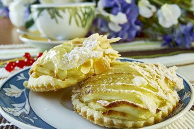 elma cheesecake fincan çay şekerli tatlı natürmort