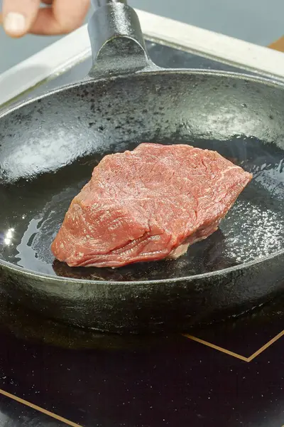 Готувати смажене м'ясо в смаженій сковороді серії рецептів — стокове фото